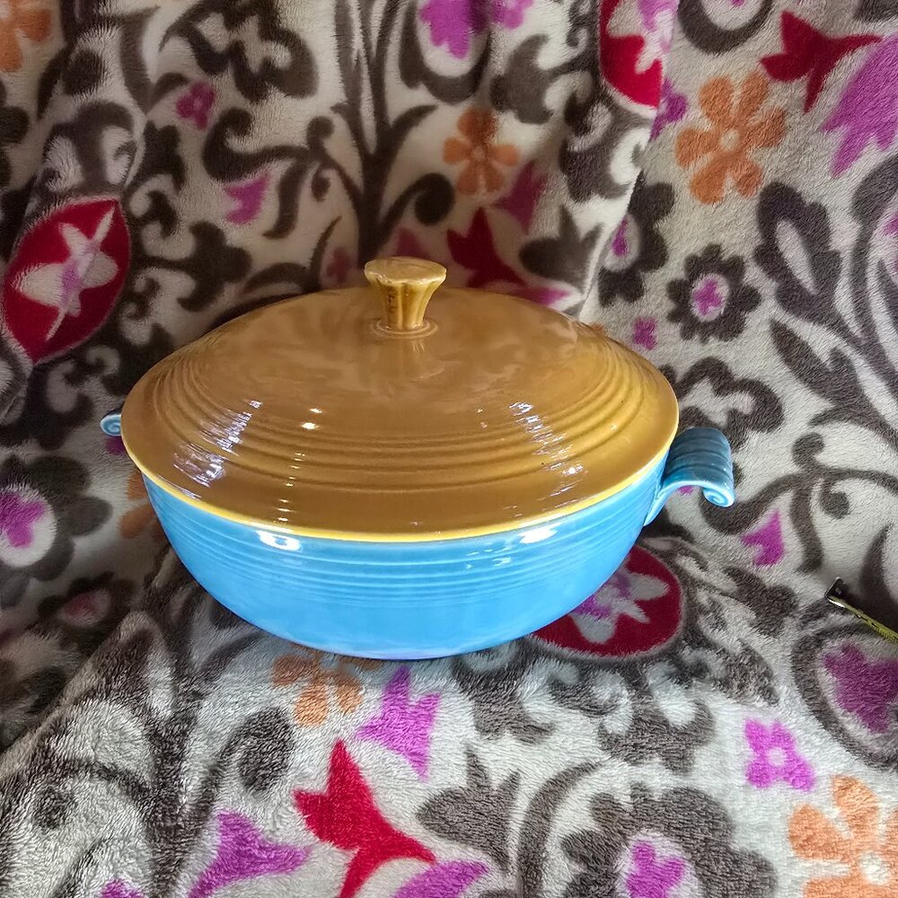 Vintage Homer Laughlin Fiesta! Covered cassarole.